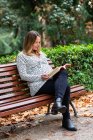 Donna attraente incinta con libro seduto sulla panchina — Foto stock