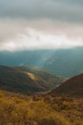 Живописный вид на гору при облачной погоде в Исобе, Кастиле и Леоне, Испания — стоковое фото