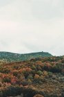 Veduta pittoresca di una baita sulla cima di una montagna con tempo nuvoloso a Isoba, Castiglia e Leon, Spagna — Foto stock