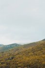 Vista pitoresca de uma montanha em tempo nublado em Isoba, Castela e Leão, Espanha — Fotografia de Stock