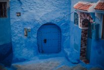 Calle con antiguo edificio de piedra caliza azul, Chefchaouen, Marruecos - foto de stock