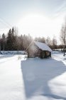 Старый дом между снежным полем — стоковое фото
