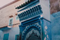 Fassade eines alten Kalksteingebäudes, blau und weiß, chefchaouen, Marokko — Stockfoto