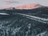 Schöne Drohne Ansicht der schmalen Straße durch erstaunliche arktische Landschaft in der Nähe majestätischen schneebedeckten Berg — Stockfoto