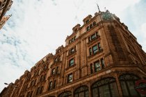 Снизу снизу снимок великолепного фасада старинного здания в пасмурный день на улице Лондона, Англия — стоковое фото