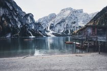 Barche in legno al lago di montagna alpina. Lago di Braies, Dolomiti Alpi, Italia — Foto stock