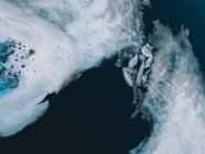 Zerbrochene Eisplatten treiben im kalten arktischen Wasser nahe der schneebedeckten Küste — Stockfoto