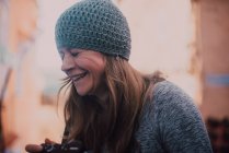 Mujer riendo con cámara - foto de stock