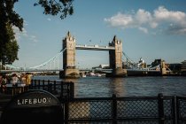 ЛОНДОН, ОБЪЕДИНЕННЫЙ КИНГДОМ - 23 ОКТЯБРЯ 2018 года: Вид на красивый древний мост — стоковое фото