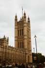 LONDON, VEREINIGTES KÖNIGREICH - 23. OKTOBER 2018: Massen von Touristen spazieren in der Nähe der Fassade des majestätischen Palastes von Westminster in London, England — Stockfoto