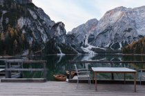 Barcos de madeira no lago de montanha alpino. Lago di Braies, Dolomites Alps, Itália — Fotografia de Stock