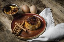 Köstlicher hausgemachter Pudding auf Teller auf rustikalem Holztisch — Stockfoto
