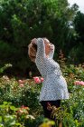 Souriant femme enceinte attrayant entre les fleurs — Photo de stock