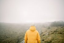 Uomo in piedi sulla collina — Foto stock