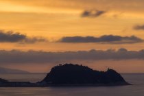 Paysage marin pittoresque en lumière dorée du coucher du soleil — Photo de stock