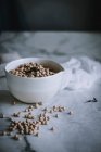 Contatore di marmo con materie prime composte per preparare il piatto della veglia potaje a casa — Foto stock