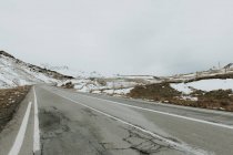 Verschneite Strecke zwischen Bergen in den Pyrenäen — Stockfoto