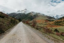 Деревенский маршрут по долине с лесами и прекрасными горами в снегу в Пиренеях — стоковое фото