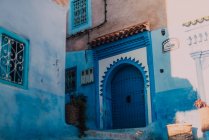 Straße mit alten Gebäuden aus blauem und weißem Kalkstein, chefchaouen, Marokko — Stockfoto