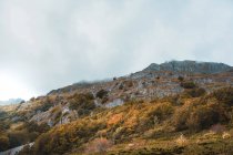 Pintoresca vista de una montaña en tiempo nublado en Isoba, Castilla y León, España - foto de stock