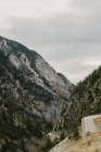 Verschneite Strecke zwischen Bergen in den Pyrenäen — Stockfoto