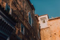 Fachada do edifício velho shabby na luz solar, Chefchaouen, Marrocos — Fotografia de Stock
