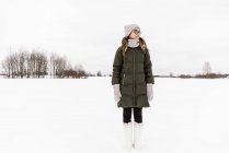 Senhora atraente em pano quente de inverno em pé no prado de neve em Vilnius, Lituânia — Fotografia de Stock