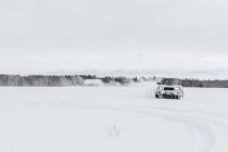 Проезд по снежному полю — стоковое фото