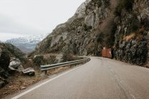 Percorso di campagna sulla valle con boschi e meravigliose montagne innevate nei Pirenei — Foto stock
