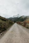 Itinéraire rural dans la vallée avec bois et montagnes magnifiques dans la neige dans les Pyrénées — Photo de stock