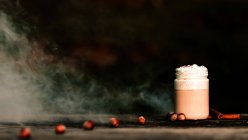 Fume branco fino espalhando-se sobre mesa com jarra de café fresco e especiarias aromáticas — Fotografia de Stock