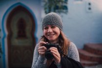 Смеющаяся женщина с камерой — стоковое фото