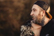 Fidanzata baciare fidanzato collo in foresta — Foto stock