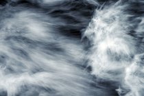 Грубые абстрактные водные волны и всплески в быстром движении — стоковое фото
