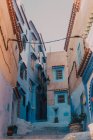 Узкая улица со старыми белыми и синими известняковыми зданиями, Шефшауэн, Марокко — стоковое фото