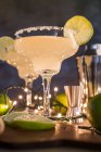 Lunettes de cocktail margarita sur fond sombre avec lumières — Photo de stock