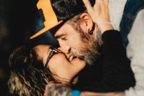 Couple heureux embrasser sur le temps ensoleillé — Photo de stock