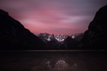 Sunrise at autumn mountain lake. Lago di Landro, Dolomites Alps, Italy — Stock Photo