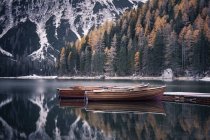 Wooden boats at the alpine mountain lake. Lago di Braies, Dolomites Alps, Italy — Stock Photo