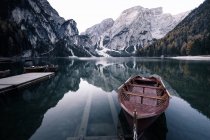 Bateaux en bois au lac de montagne alpin. Lago di Braies, Alpes des Dolomites, Italie — Photo de stock