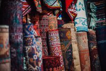 Tienda con alfombras tradicionales de colores - foto de stock