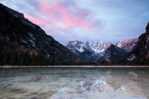 Sunrise at autumn mountain lake. Lago di Landro, Dolomites Alps, Italy — Stock Photo