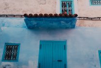Facciata di vecchio edificio calcareo colorato — Foto stock