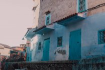 Rua com velhos edifícios degradados, Chefchaouen, Marrocos — Fotografia de Stock