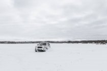 Voiture conduite sur champ de neige — Photo de stock