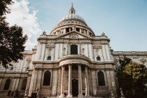 Vue d'en bas de la belle façade de la célèbre cathédrale Saint-Paul par une journée ensoleillée à Londres, en Angleterre — Photo de stock