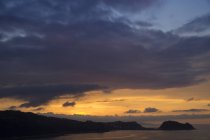 Живописный морской пейзаж в золотом свете заката — стоковое фото