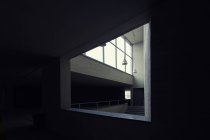 Interno di minuscola stanza con design elegante all'interno di un edificio moderno — Foto stock