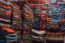 Tienda con diferentes alfombras tradicionales de colores en Chefchaouen, Marruecos - foto de stock