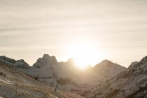 Vue pittoresque sur les hautes montagnes avec des arbres au coucher du soleil dans les Pyrénées — Photo de stock